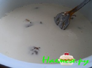 В кастрюльку налить жирные сливки, влить туда же вареную сгущенку и поставить на медленный огонь