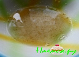 Желатин высыпать в миску и залить холодной водой. Оставить его на 40 минут