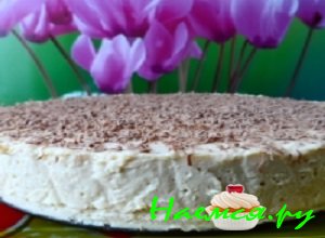 Готовый торт-суфле из холодильника и вынуть его из формы