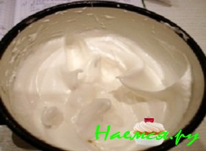 Яичные белки аккуратно отделить от белков и тщательно взбить их до плотной консистенции