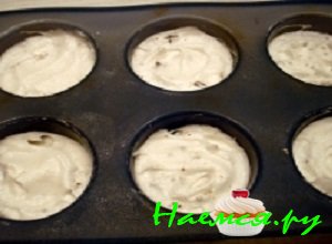 Силиконовые формочки для выпекания заполнить на половину приготовленной смесью