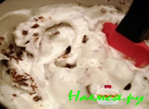 Тертый шоколад высыпать к взбитым белкам и аккуратно перемешать массу деревянной лопаточкой.