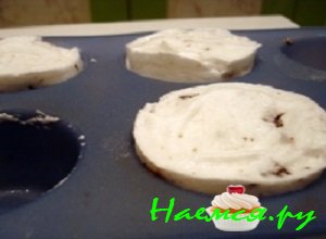 Поставить воздушный десерт в микроволновую печь и включить ее на полную мощность