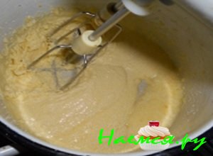 Желтки отделить от белков и взбить их вместе с ванильным сахаром, добавить сахарного песка и тщательно перемешать