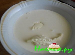 Сливки хорошенько взбить вместе с домашней сметаной