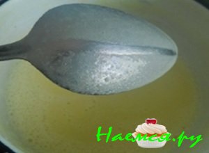 Поставить приготовленную смесь на огонь и варить, постоянно помешивая, примерно 5 минут