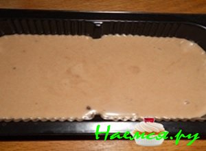 Поставить миску с горячей смесью в холодную воду, тщательно помешивая