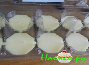 Разлить готовое домашнее мороженое по формочкам