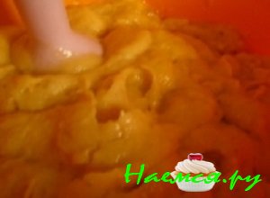 Замороженные фрукты разморозить и измельчить с помощью блендера до пюреобразной консистенции