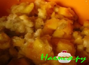 Персики тщательно вымыть под проточной водой