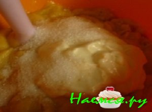 Добавить необходимое количество сливочного йогурта либо гомогенизированного творожка, тщательно взбить блендером, насыпать сахарного песка и перемешать