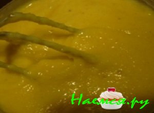 Затем вынуть готовый сорбет из морозилки и тщательно перемешать