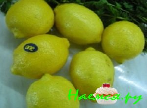 Лимоны хорошенько промыть под струей холодной проточной воды, так как их нужно будет использовать вместе с кожурой, которая богата витаминами