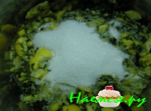 Аккуратно порезать лимончики на средние кусочки