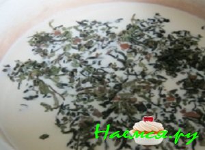 В глубокую кастрюльку налить литр цельного молока, добавить к нему листовой зеленый чай и сахарный песок, перемешать и довести до кипения.