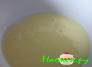 В глубокую миску вылить сгущеное молоко