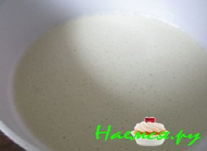 Добавить к нему процеженное через ситечко молоко.