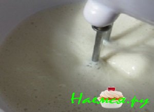 Содержимое миски хорошенечко взбить с помощью миксера