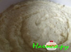 Затем вытащить мороженое из морозилки и снова взбить миксером