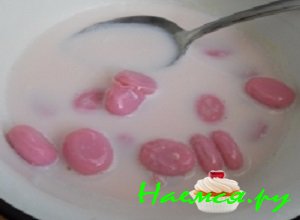 Конфетки залить молоком и поместить в холодильник на сутки (до того момента пока конфеты полностью растворятся в молоке). В том случае, если мороженое нужно приготовить быстро, то молоко следует немного нагреть.