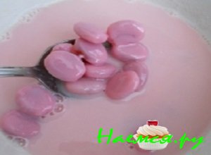 Конфеты в горячем молоке необходимо периодически помешивать, иначе конфеты слипнуться и растворить их будет значительно сложнее