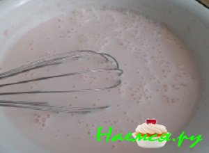 Взбить содержимое венчиком. Разлить мороженое из конфеток по формочкам и отправить в морозильную камеру на 5 часов. Украсить мороженое из конфеток тертым шоколадом или разноцветным желе