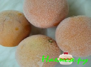 Апельсины хорошенько вымыть, промокнуть полотенцем и отправить в морозильную камеру