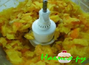 Выложить измельченные кусочки апельсин в миску для блендера и перемолоть