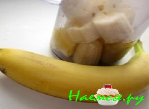 Бананы вымыть, снять кожуру. Порезать их на крупные кусочки