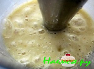 Бананы выложить в миску для блендера и добавить сгущенное молоко, сбить ингредиенты блендером