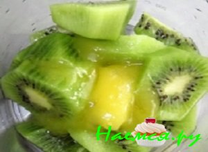 Киви хорошенько промыть и очистить их от кожицы, порезать