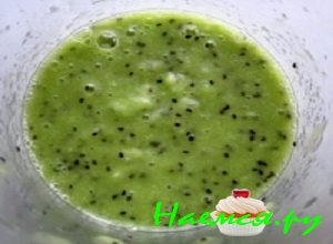 Порезанные кусочки киви измельчить в блендере и выложить смесь наверх формочек