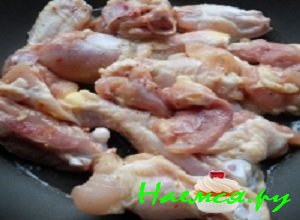 Куриное мясо разделать на небольшие кусочки