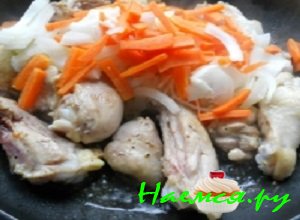 Лук очистить, от кожуры, промыть и измельчить. Морковь почистить, вымыть и потереть на средней терке. Добавить овощи в сковороду.