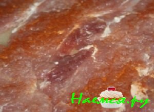 Говядину и свинину хорошенько промыть под проточной водой, разделать на тоненькие пластинки, накрыть пищевой пленкой и хорошенько отбить кухонным молотком