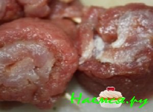 Рулетики нарезать на небольшие по размеру роллы и скрепить их при помощи зубочистки