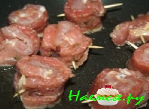 На раскаленную сковороду вылить масло, когда оно нагреется выложить кусочки мяса и обжарить с двух сторон