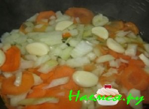 Морковку и лучок почистить, тщательно вымыть