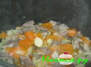 Говядину отварить до готовности, порубить на небольшие кусочки и обжарить вместе с овощами примерно 5 минут