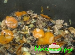 Грибочки промыть и порезать на тоненькие пластинки. Высыпать в сковороду и немного потушить