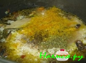 Добавить в сковороду соль, перчик, куркуму и зелень