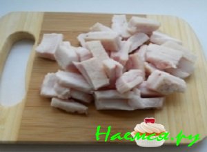 Сало порезать небольшими ломтиками