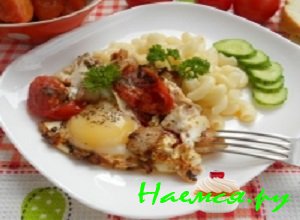 Яичница с помидорами и салом