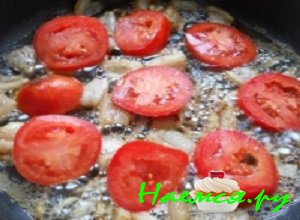 В разогретую сковороду выложить сало, обжарить его с обеих сторон