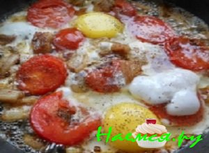 Все содержимое сковороды еще немного потушить и разбить яйца