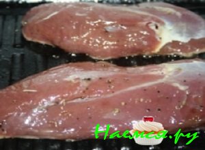 Обжарить утиные грудки с обеих сторон на раскаленной сковороде