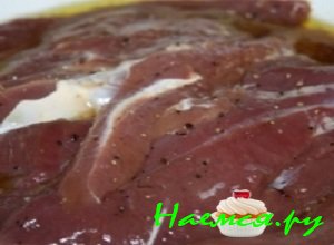 Соевый соус смешать с оливковым маслом, добавить черный свежемолотый перчик