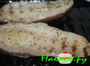 Обжарить утиные грудки с обеих сторон на раскаленной сковороде