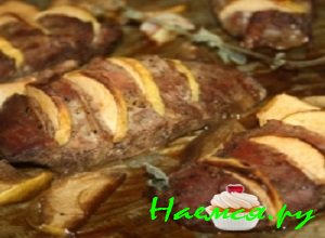 Яблоки хорошенечко промыть, Тоненько нарезать их пластинками. Вставить дольку яблочка в каждый надрез