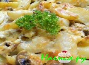 Запеченный картофель с грибами и яблоками